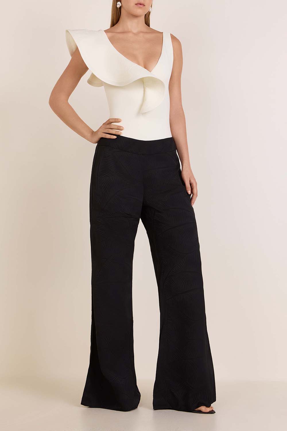 תמונת כל הלוק של מכנסיים מתרחבים